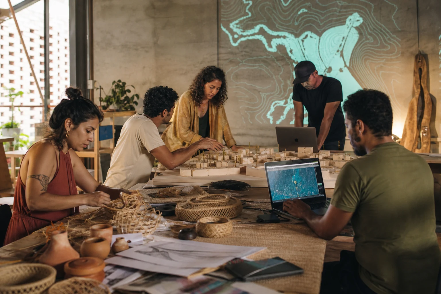 Grupo diverso de criadores combina artesanato, tecnologia e planejamento territorial em um laboratório colaborativo
